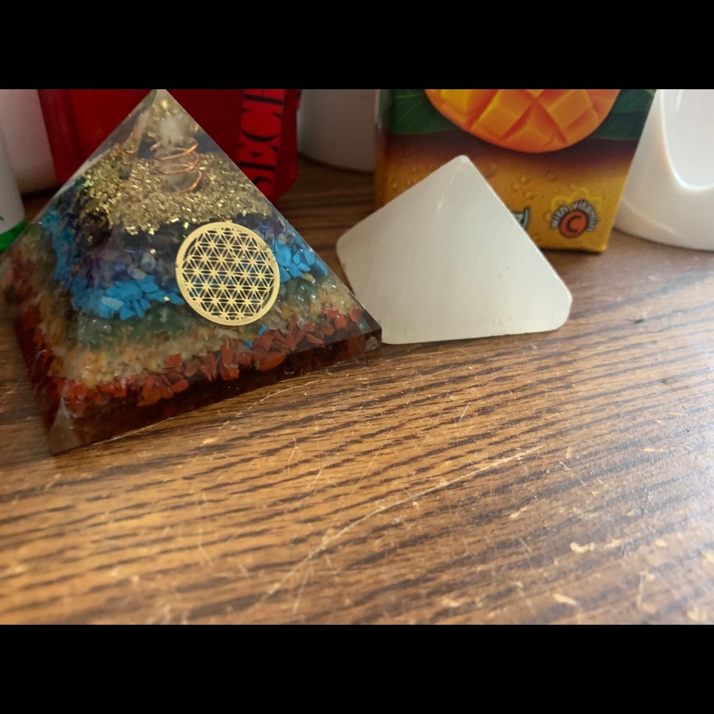 Chakra pyramid & selenite pyramid